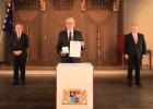 Mit gebührendem Abstand und kontaktlos überreichte Regierungspräsident Dr. Eugen Ehmann die Kommunale Verdienstmedaille in Bronze sowie die dazugehörige Urkunde an Gotthard Schlereth, Oberthulba. Ebenfalls mit Abstand gratulierte Landrat Thomas Bold.