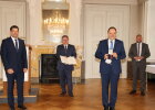 von links nach rechts: 1 Bürgermeister Alexander Knahn (Höchberg), Staatssekretär Gerhard Eck, Prof. Dr. Gerhard Sextl, Landrat Thomas Eberth
