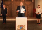 Mit gebührendem Abstand und kontaktlos überreichte Regierungspräsident Dr. Eugen Ehmann die Kommunale Verdienstmedaille in Bronze sowie die dazugehörige Urkunde an Christoph Trautner, Eibelstadt. Ebenfalls mit Abstand gratulierte stellvertretende Landrätin Karen Heußner.