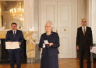 Staatssekretär Gerhard Eck (links) händigte im Beisein von Regierungsvizepräsident Jochen Lange die Ordensinsignien an Dr. Anke Klaus aus
