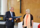Regierungspräsident Dr. Eugen Ehmann (links) überreichte die Bayerische Staatsmedaille für soziale Verdienste an Gitta Biedermann, Bad Neustadt a.d. Saale