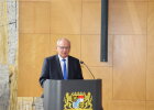 Begrüßung, Regierungspräsident Dr. Eugen Ehmann (links) überreichte die Bayerische Staatsmedaille für soziale Verdienste an Gitta Biedermann, Bad Neustadt a.d. Saale