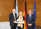 Regierungspräsident Dr. Eugen Ehmann (rechts) überreichte die Bayerische Staatsmedaille für soziale Verdienste an Gitta Biedermann, Bad Neustadt a.d. Saale, im Beisein von Waldemar Biedermann (Ehemann)