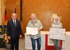 Den dritten Preis erzielte das Projekt „Landsleute helfen Landsleuten“, Kitzingen (von links nach rechts): Regierungspräsident Dr. Eugen Ehmann mit Bürgermeisterin Astrid Glos und der Pro-jektvertreterin Samar Halowani. 