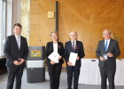 Innenstaatssekretär Sandro Kirchner (links) überreichte im Beisein von Regierungspräsident Dr. Eugen Ehmann (rechts) die Ordensinsignien an Dr. Monika Böske und Dr. Aloys Böske.