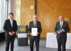 Innenstaatssekretär Sandro Kirchner (links) überreichte im Beisein von Regierungspräsident Dr. Eugen Ehmann (rechts) die Ordensinsignien an Reinhold Möller.