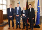 V.l.n.r.: 2. Bürgermeister Dirk Rieb, stv. Landrat Christoph Vogel, Arno Schmitt und Innenstaatssekretär Sandro Kirchner