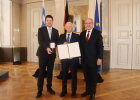 Innenstaatssekretär Sandro Kirchner (links) überreichte im Beisein von Regierungspräsident Dr. Eugen Ehmann (rechts) die Ordensinsignien an Arno Schmitt.