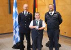 Florian Sieler (Mitte) mit Brandrat Steffen Weber (rechts) von der Regierung von Unterfranken und Daniel Hertaich (links) von der Kinderfeuerwehr Stadt Schweinfurt