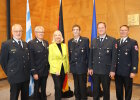 Alle Geehrten des Jahres 2025. V.l.n.r.: Kreisbrandmeister a.D. Elmar Eisenmann, Stadtbrandinspektor a.D. Matthias Gernert, Regierungspräsidentin Dr. Susanne Weizendörfer, Kreisbrandinspektor Thomas Graumann, Kommandant Michael Krug und Kreisbrandinspektor Albert Klug.