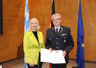 Regierungspräsidentin Dr. Susanne Weizendörfer (links) überreichte das Feuerwehr-Steckkreuz und die Urkunde an Stadtbrandinspektor a.D. Matthias Gernert (rechts).
