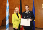 Regierungspräsidentin Dr. Susanne Weizendörfer (links) überreichte das Feuerwehr-Steckkreuz und die Urkunde an Kreisbrandinspektor Thomas Graumann (rechts).
